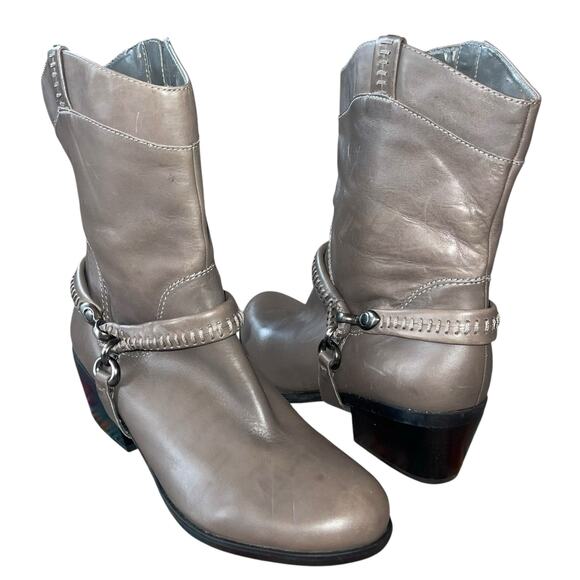 B Makowsky Boots Harness Leather Hudson Heels - Picture 6 of 10